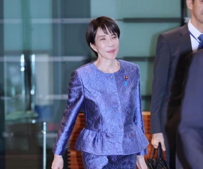 没人理，日本喊话中国。
当地时间12月25日，日本首相高市早苗在东京发表演讲。