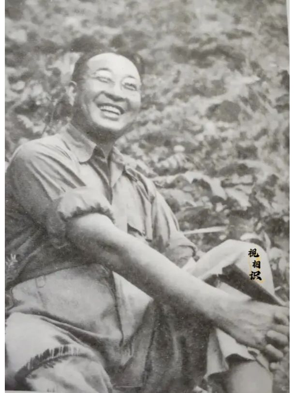 1950年，陈赓大将在越南的照片，镜头中他开怀大笑，看起来非常的开心和惬意，展现...