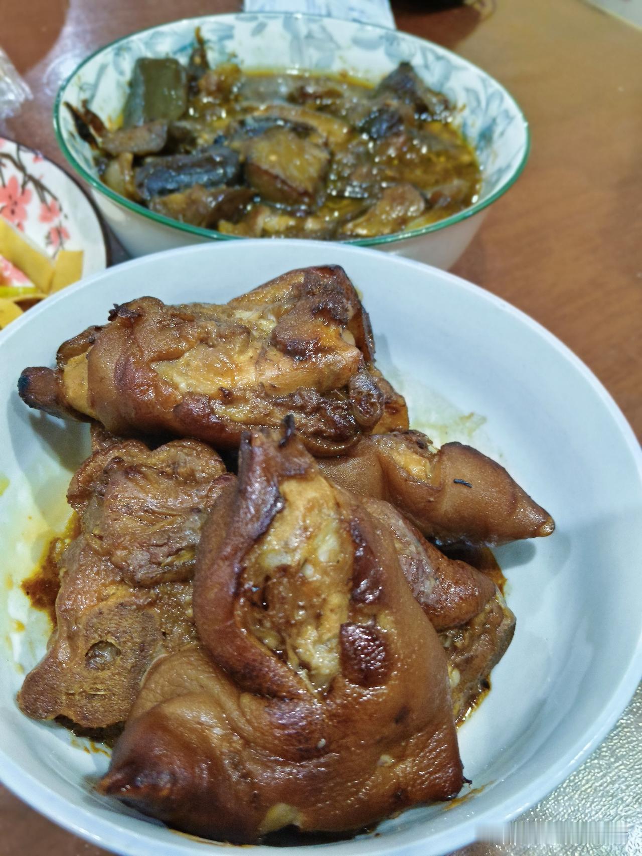 一日三餐，好好吃饭之炖茄子，两顿没吃完，不是炖得不好吃，是茄子不行。

昨天晚上