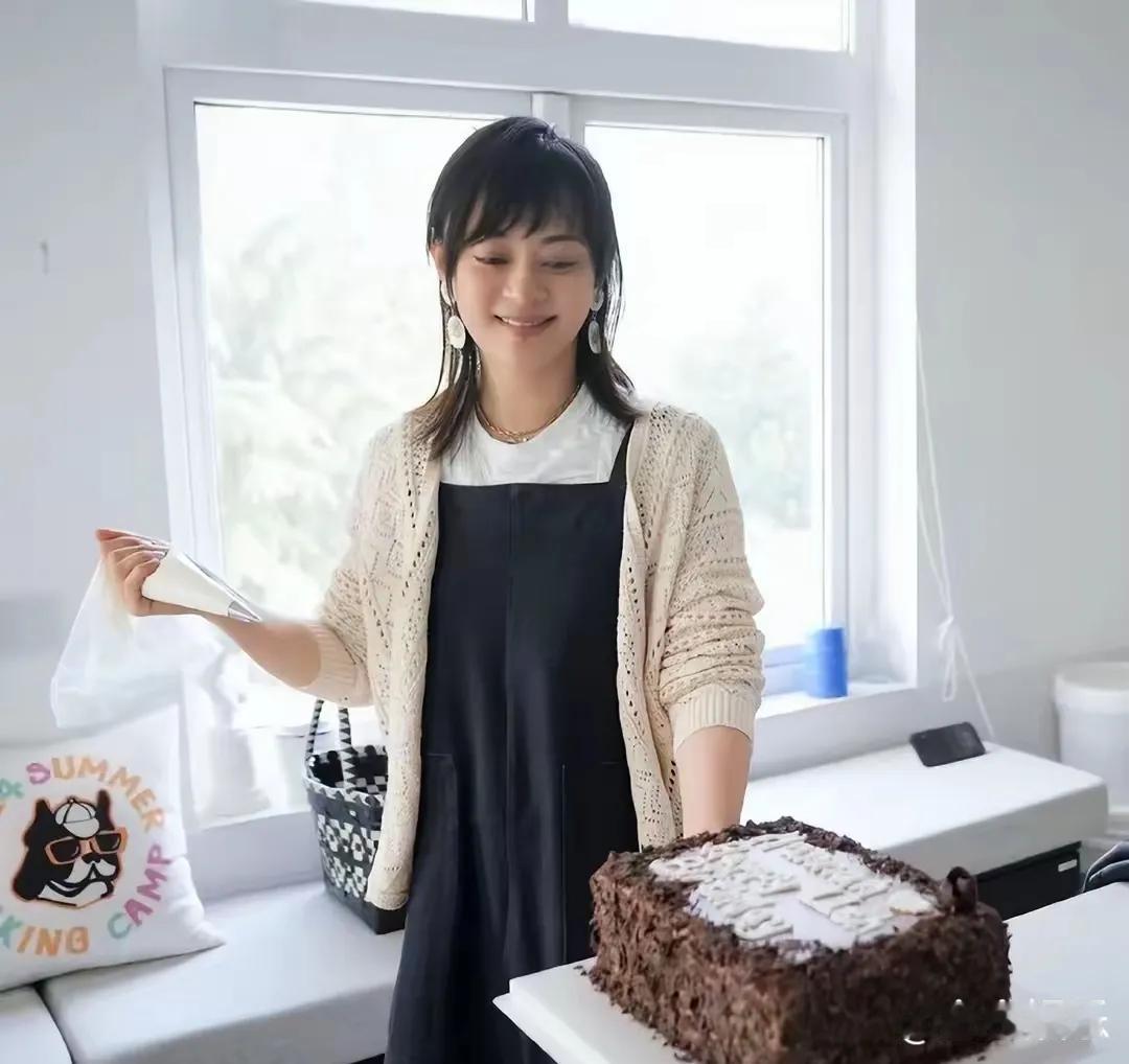 邓超孙俪为女儿小花11岁生日奉上独家定制的甜蜜暴击——亲手烤制的巧克力熔岩蛋糕。