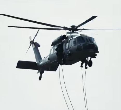 有人说，中国只有一个空降军，是不是少了点？其实，已经不少了，中国的空降兵其实就是