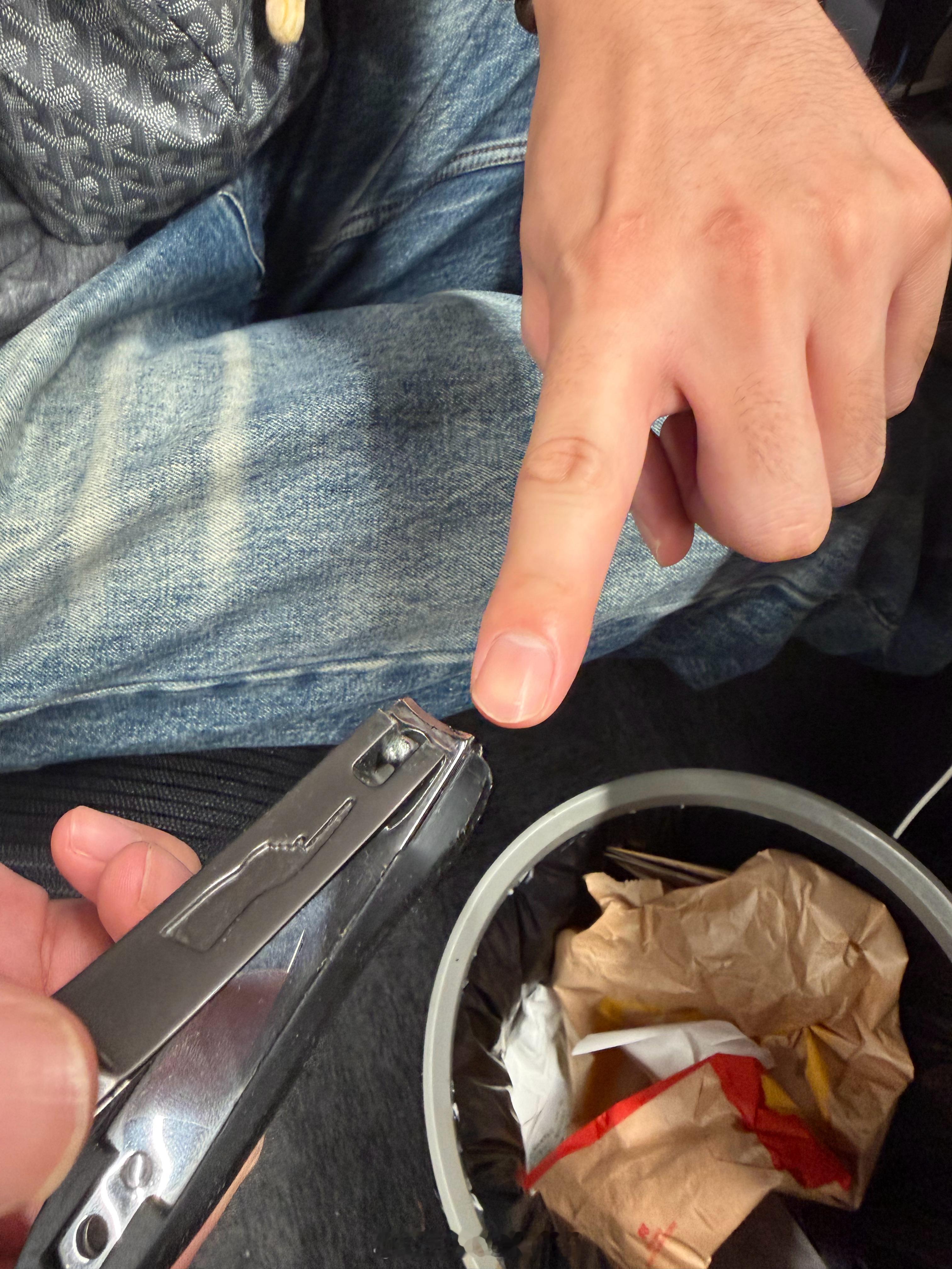 景甜 路征 只能自己打磨一下指甲了[捂嘴哭] ​​​