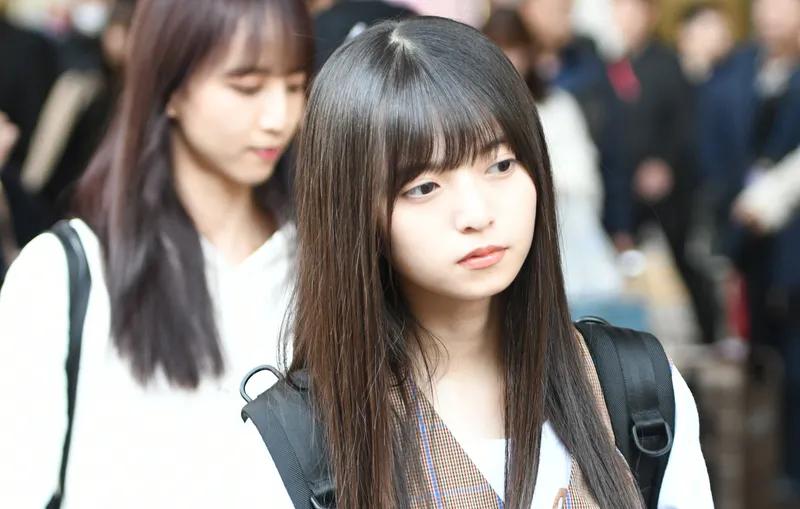 邻家女
(一)
邻家小妹正娇娥，
才别黉门意若何。
父母心忧愁远嫁，
独生女儿想