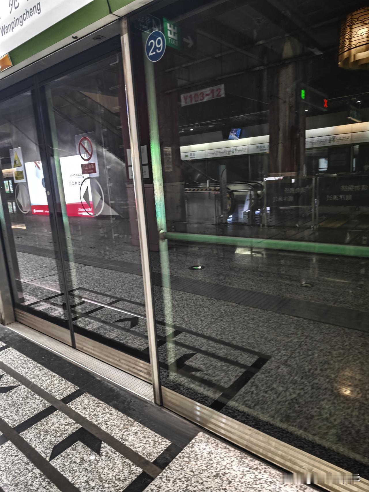 北京西苑的地铁路口，人行横道边一位老人喊住我让我帮他打车，一位坐在轮椅上的一位大