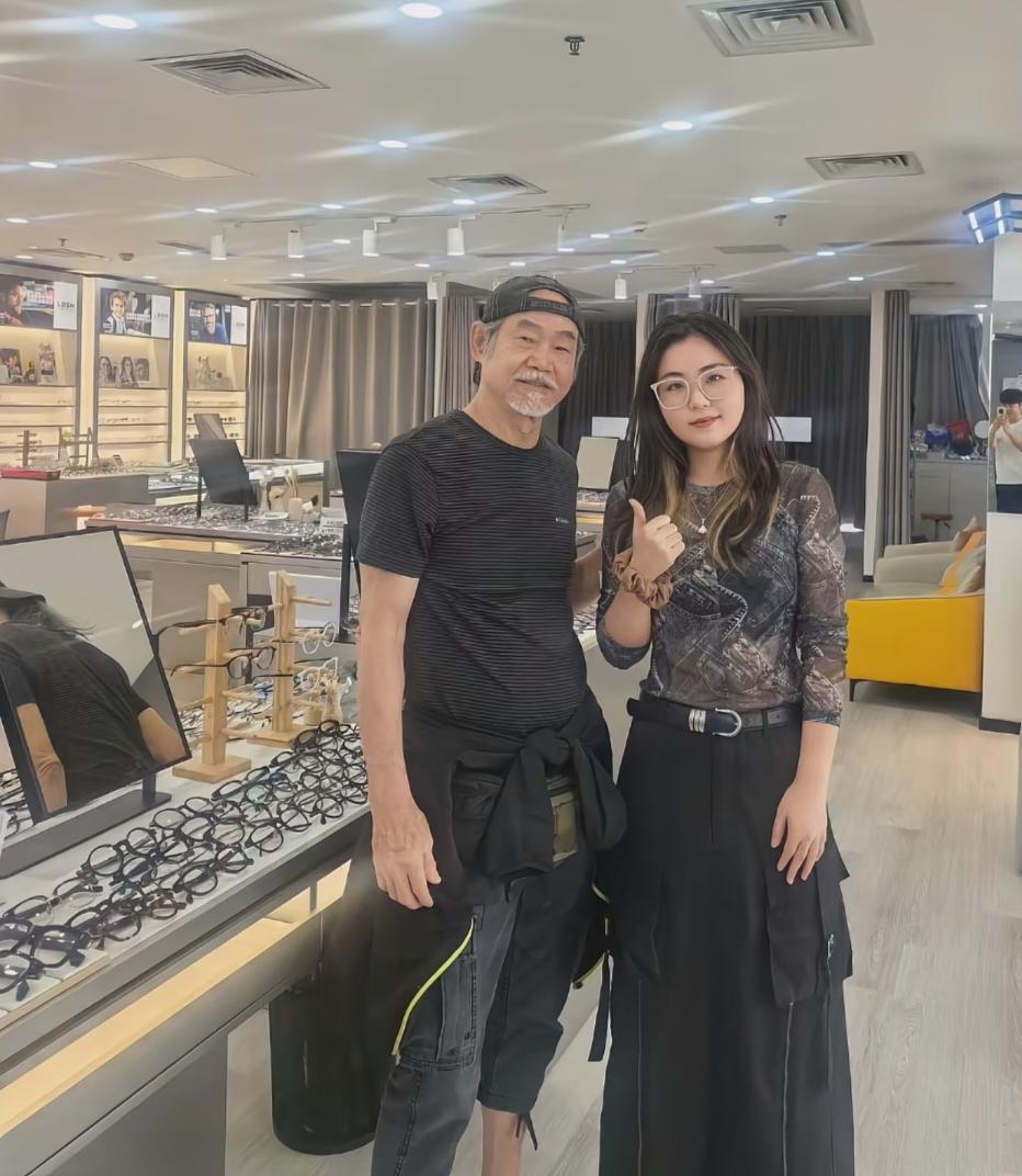 73岁元华在深圳一家店铺配眼镜，他的穿衣打扮非常酷，外表苍老了不少，头发和胡须都