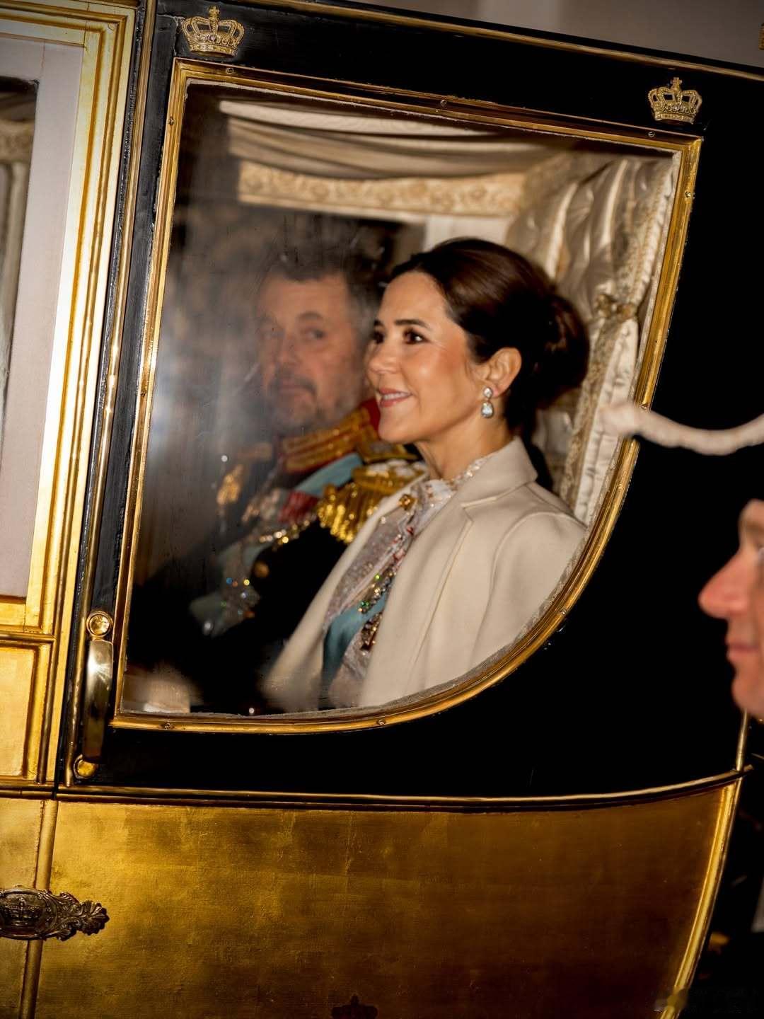 丹麦王室 🇩🇰1月6日，弗雷德里克国王和玛丽王后为武装部队、应急管理署、丹麦