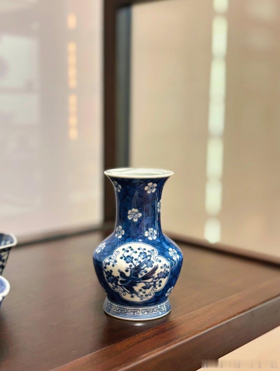 一笔青韵落白瓷，千年风雅藏青花 