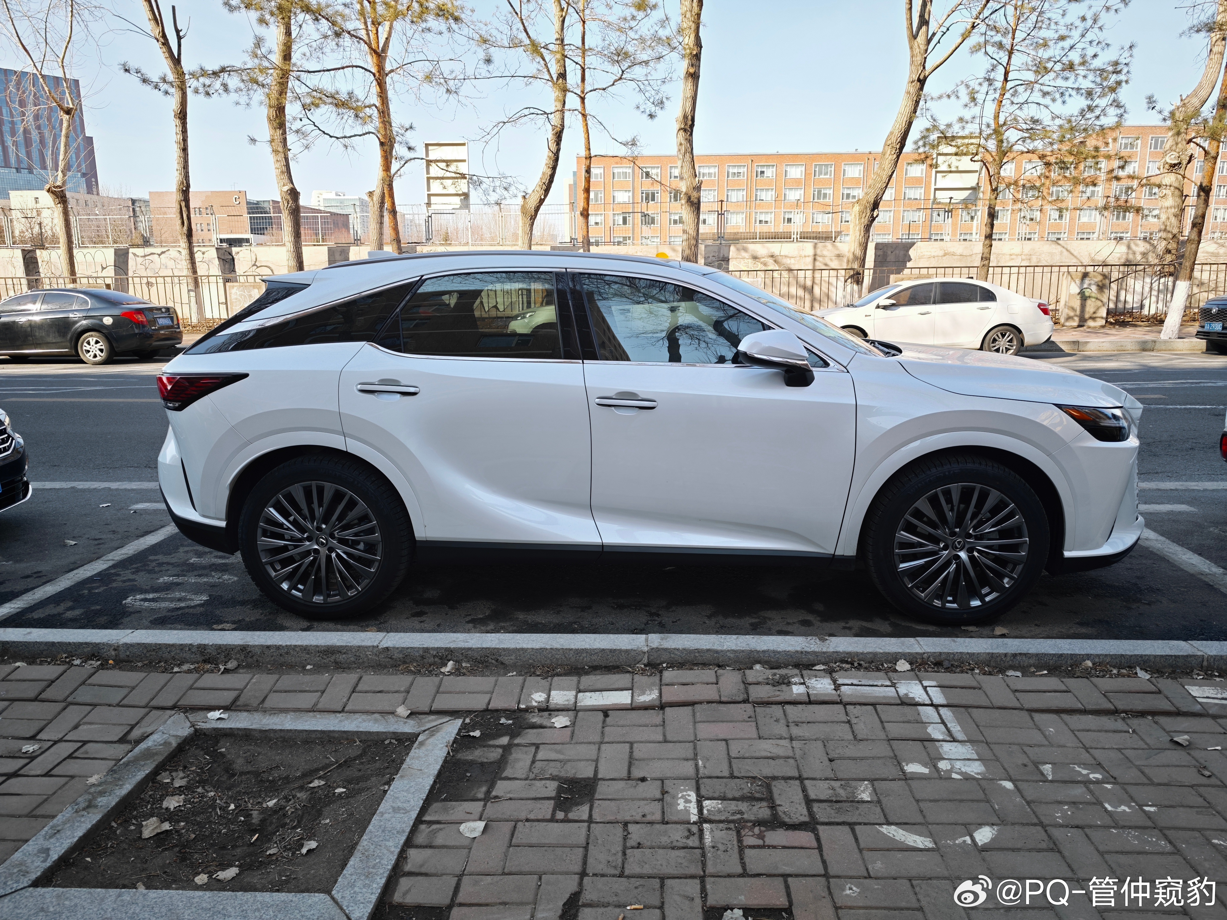 个人觉得新款新雷克萨斯rx 比老款好看最重要的原因是上一代的纺锤语言只是格栅，与