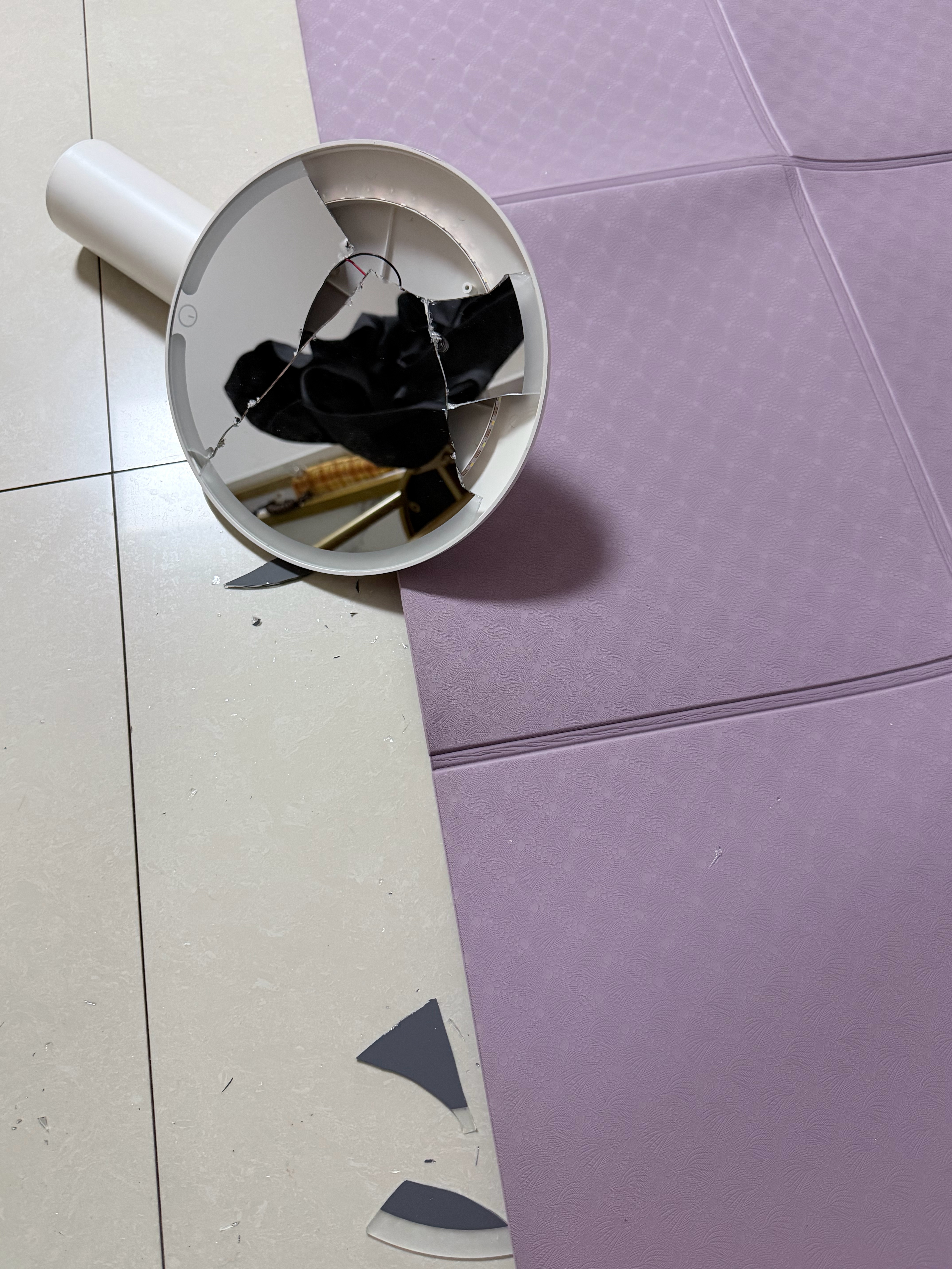 啊啊啊啊啊啊………这个高桌子真的摔坏了很多东西。 