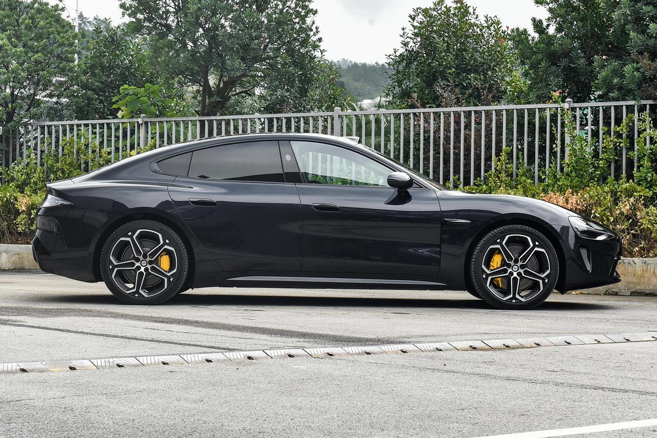 最近雷军又直播了，他在直播中谈到小米开放现车选购的细节，解释了为什么有微小瑕疵的