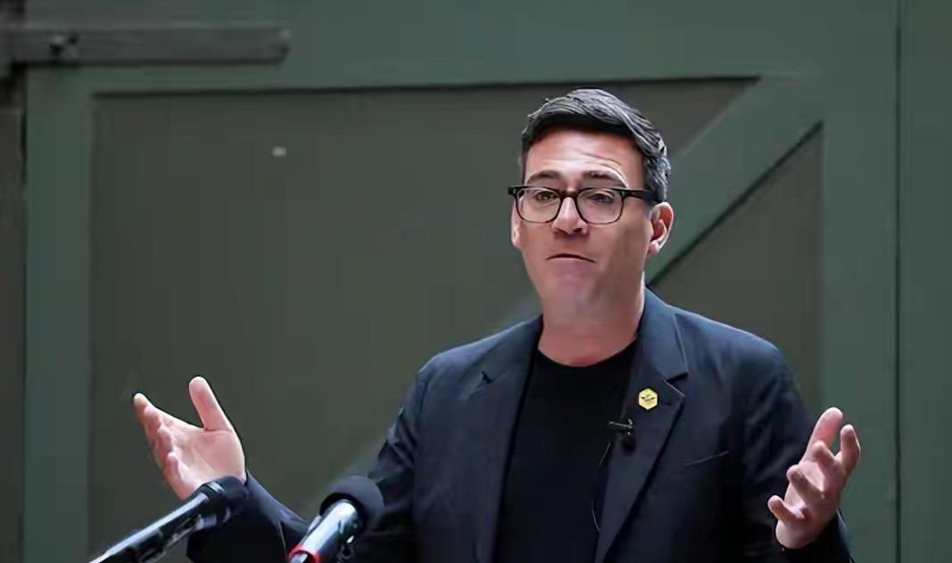欠中资的钱怎么办？英国新首相站在唐宁街十号门口，对着全世界的镜头说：英国要重归稳