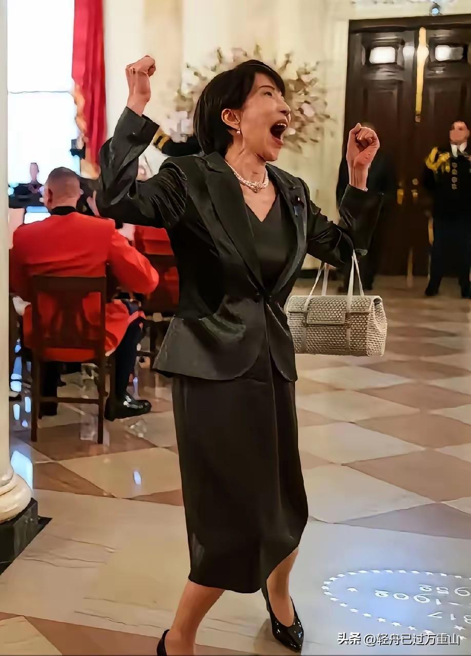 这是高市早苗见到特朗普的举动，简直就像粉丝见到偶像那种夸赞，手舞足蹈的，连日本人