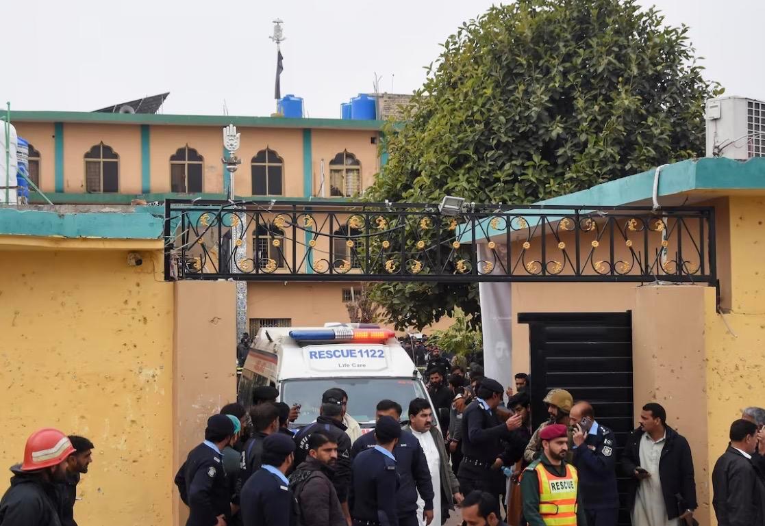 #巴基斯坦清真寺遭袭已致200人死伤#【巴基斯坦首都一清真寺遭自杀式炸弹袭击，已