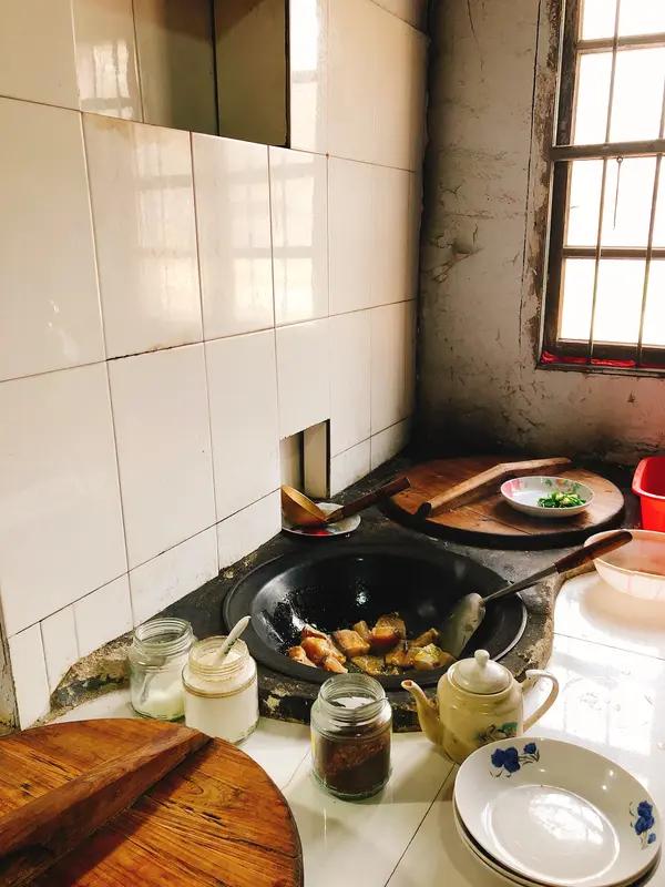 人在没钱的时候，那可真是难上加难。“穷在闹市无人问，富在深山有远亲”这话一点不假