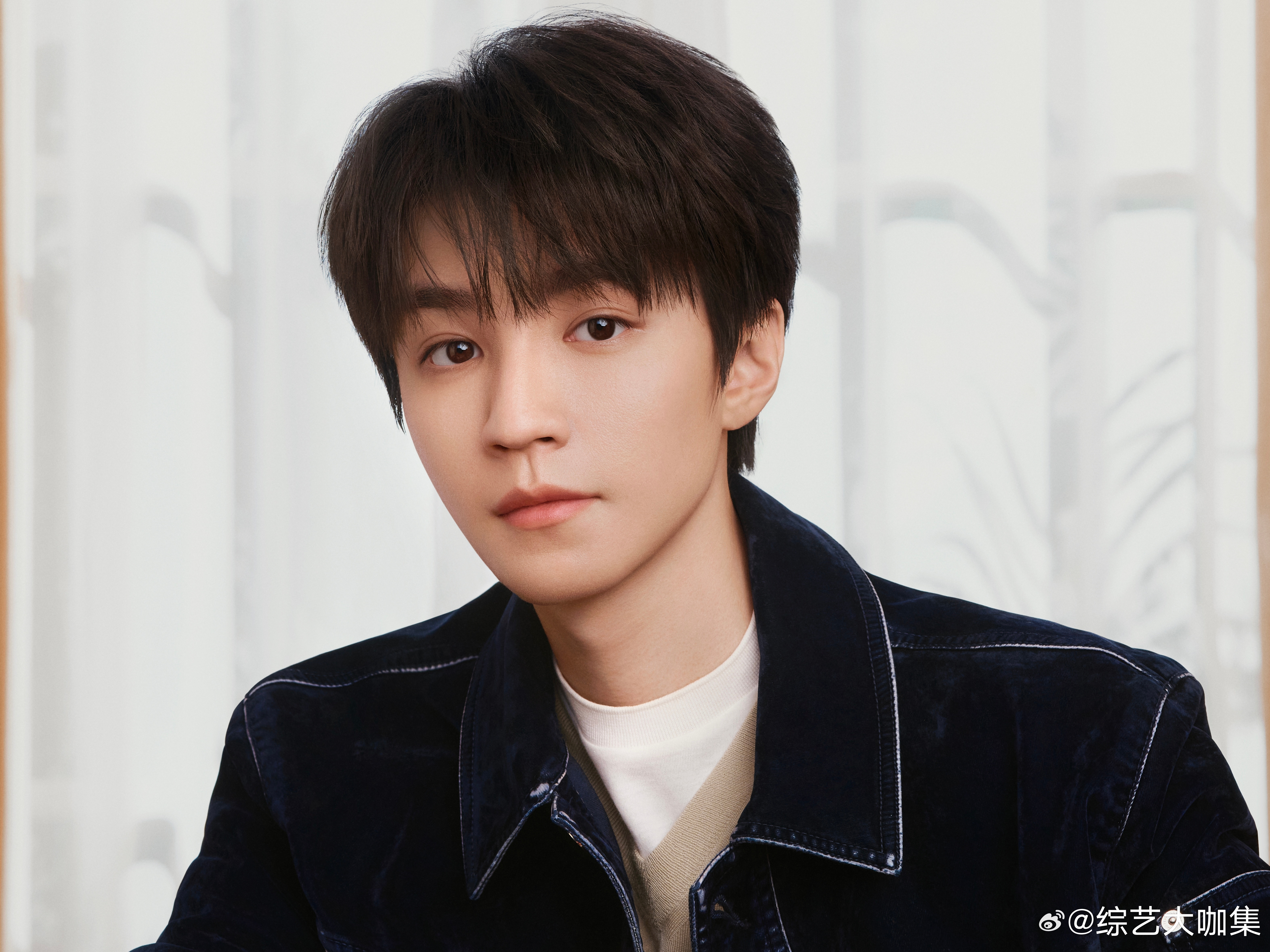 王俊凯的选香品味给到一个夯 香韵是无声的标签，审美是内在的风骨。王俊凯在光影之下