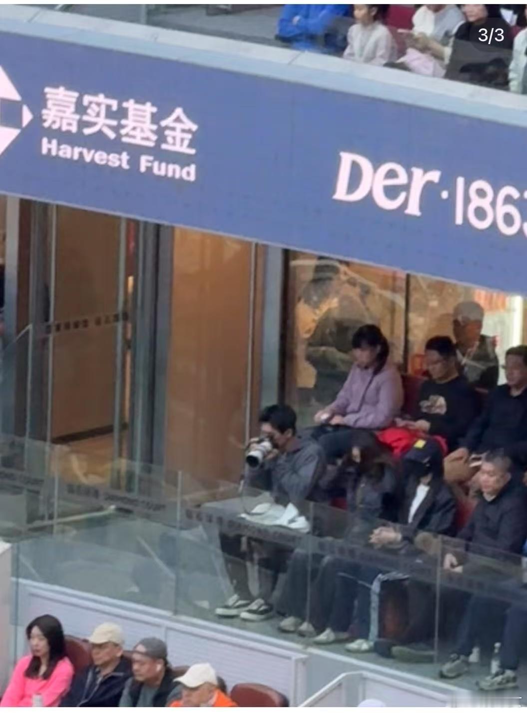 郑钦文邀请李现当摄影师  李现这站哥当得太称职了，之前中网比赛就拿着长枪短炮为郑