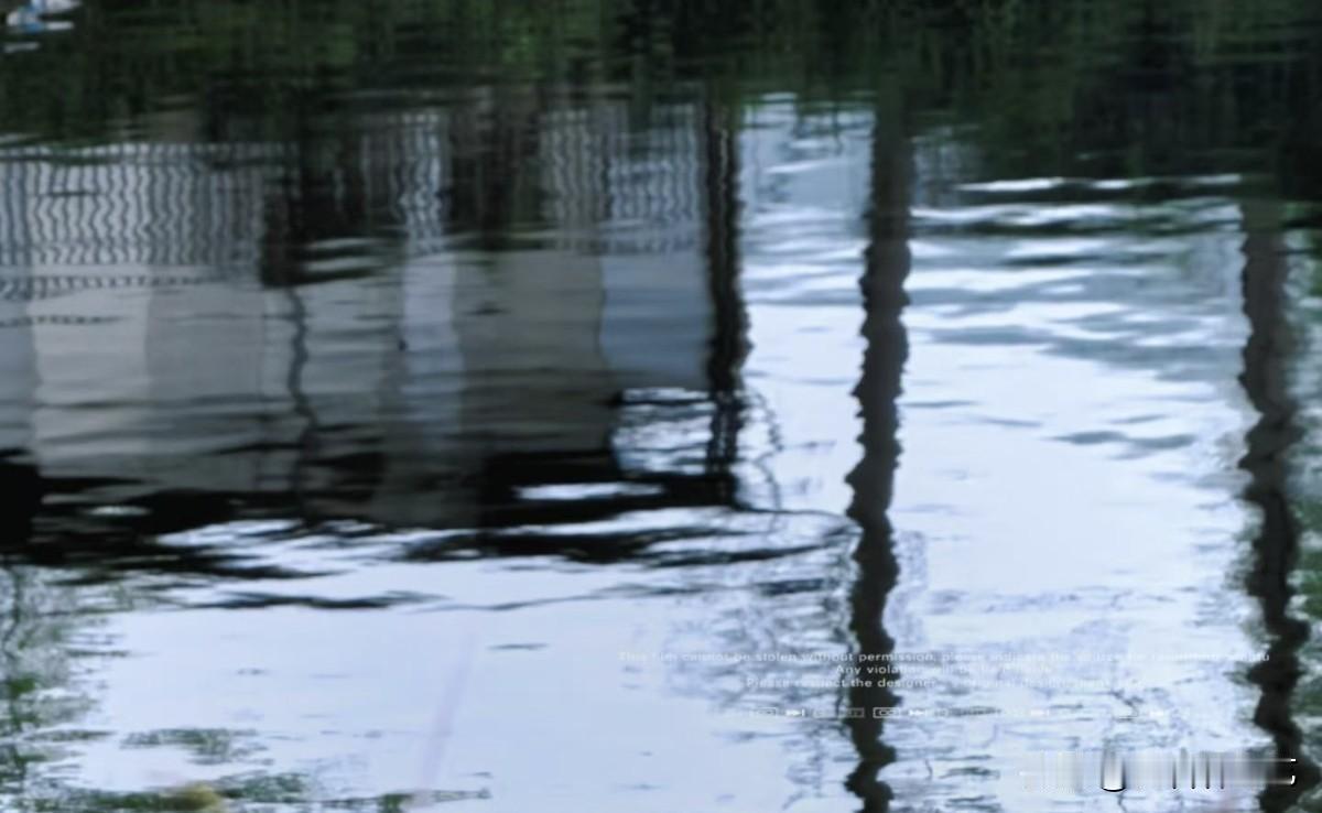 今年春天最想实现的心愿水波揉碎了建筑的影，晃成软乎乎的波纹。浅光浸在水面，连倒影