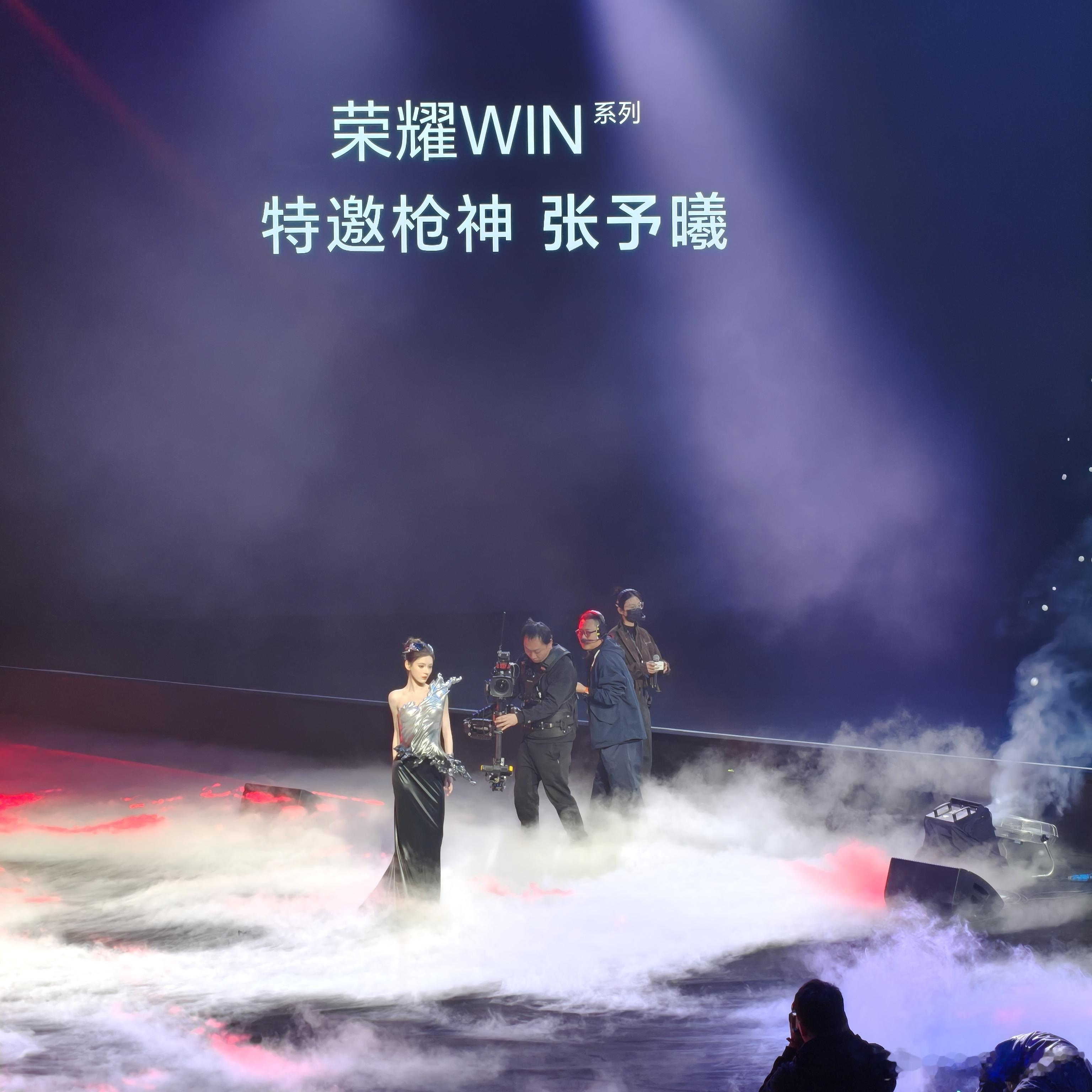 张予曦和AG超玩会来了在荣耀WIN发布会现场打王者