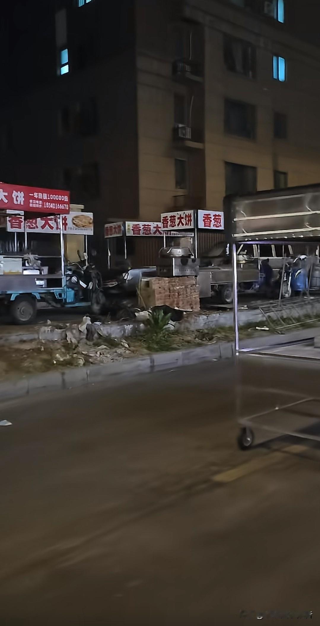 终于让网友们找到了沈阳香葱大饼的基地。
许多沈阳的朋友在过去一个月突然之间发现每