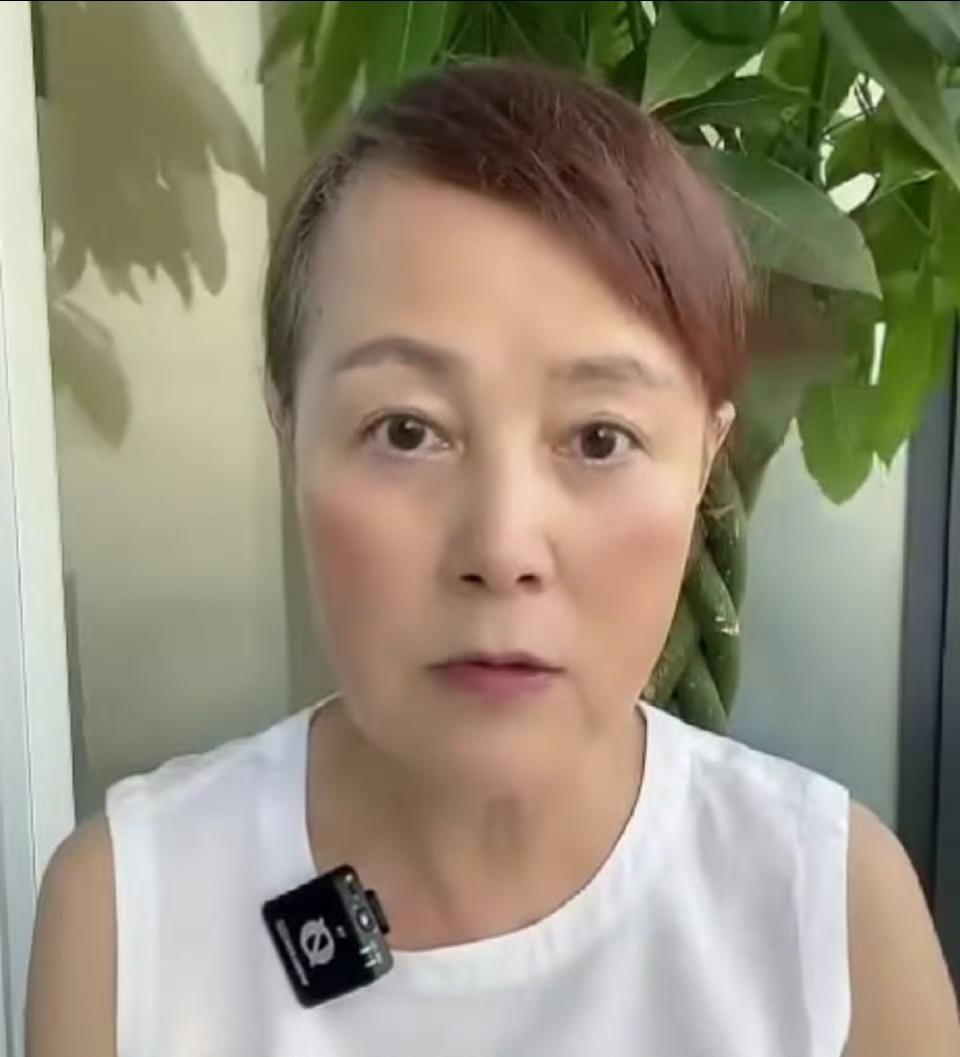 杜建英同学史晓燕出来力挺了
她说宗馥莉面相不好
家里有镜子吧，先好好自我审视下再