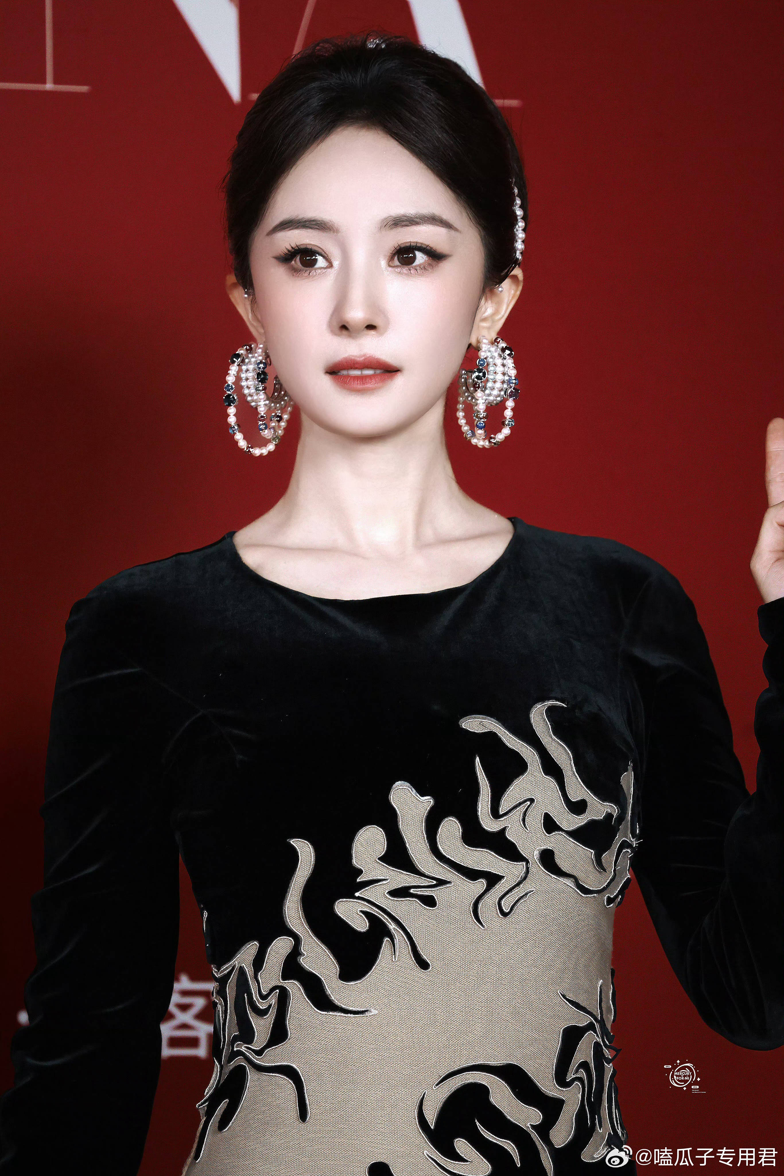 杨幂 旷野女王2026年时尚芭莎红毯上，杨幂压轴登场时被称作“旷野女王”。 ​​