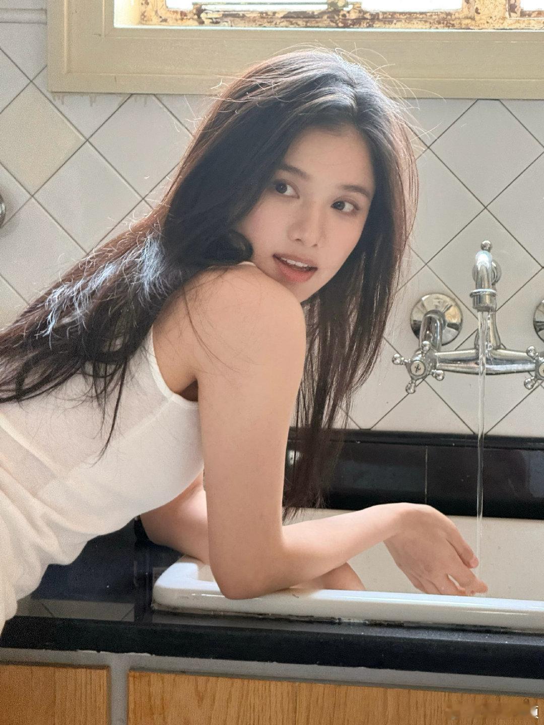 张婧仪晒27岁生日写真张婧仪27岁生日晒照张婧仪晒27岁生日写真，希望她在未来的