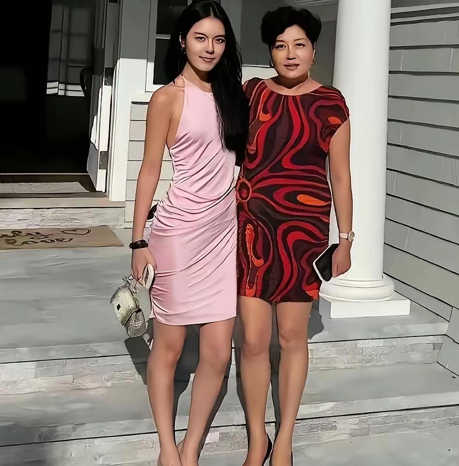 李咏的老婆哈文和女儿法图麦在在美国的合影
脸上露出自信的光彩
看来母女生活条件很