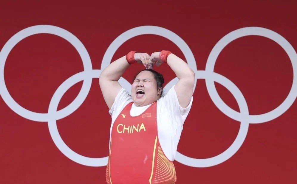 霸道夺冠！女子举重81公斤级以上，中国名将李雯雯碾压所有对手，总成绩309公斤轻