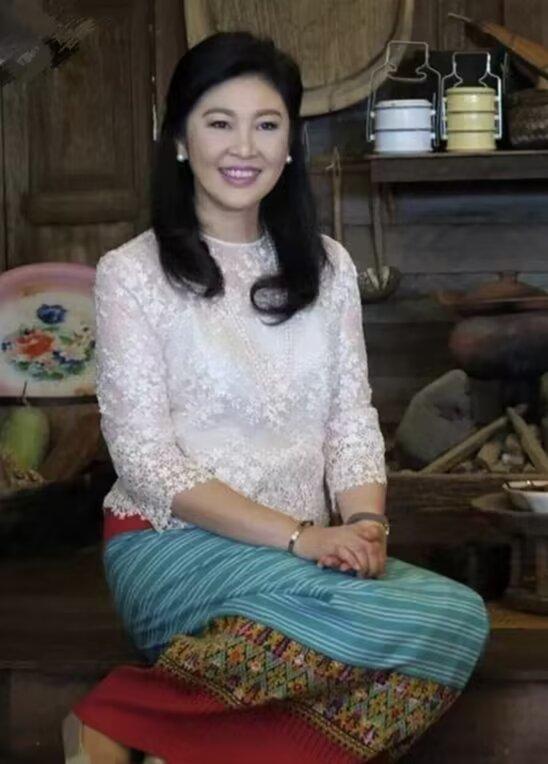 英拉，还是有我们华裔的血统，美丽，气质优雅。