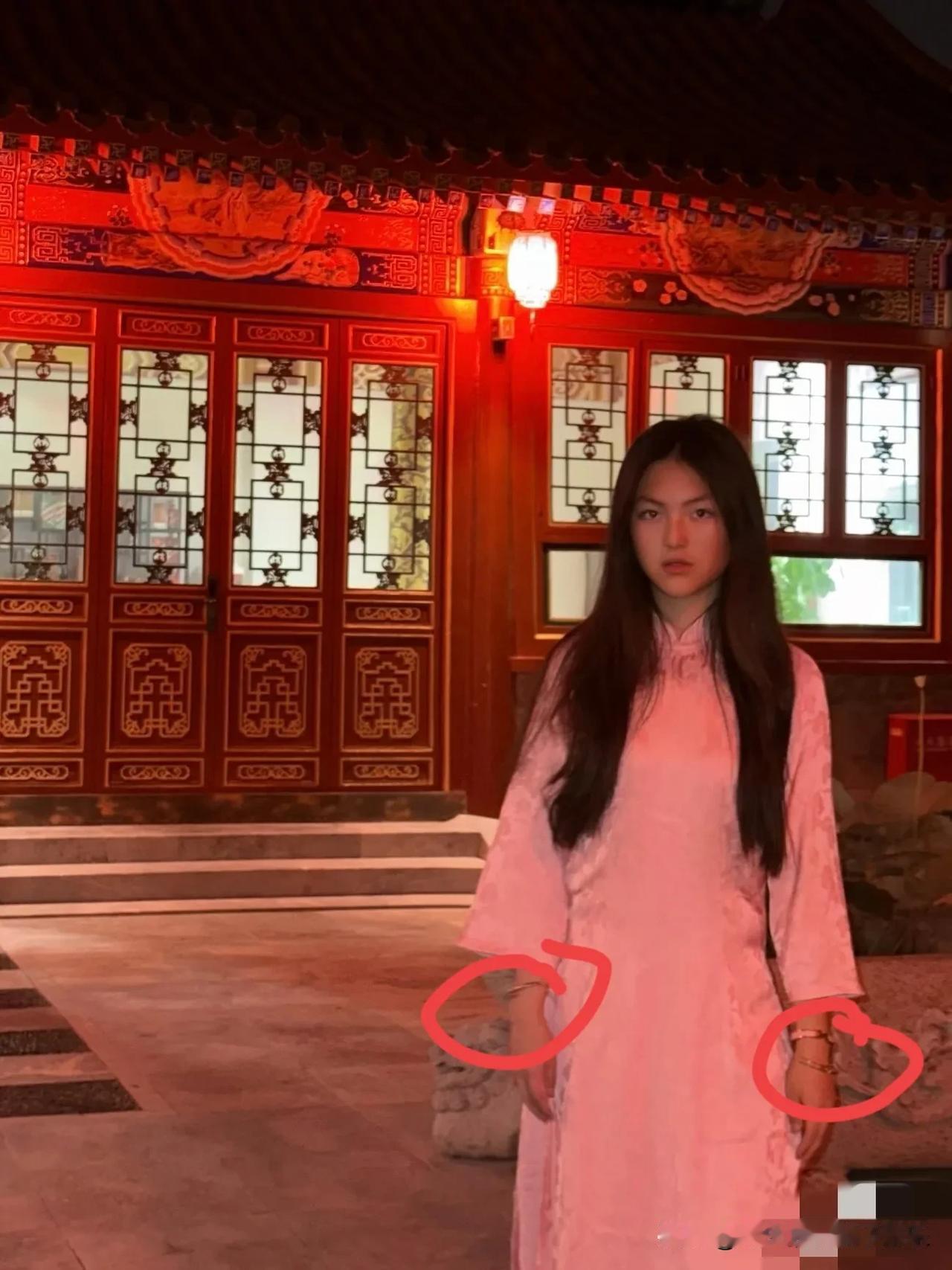 要是我是王诗龄

我不会这么穿

因为感觉有点怪怪的!

王诗龄现身北京四合院的