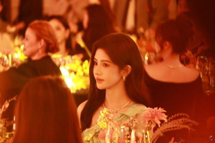 内场的鞠婧祎好高贵的美丽！状态超级好的，连轴转依旧美得很稳定！内娱有鞠婧祎是福气