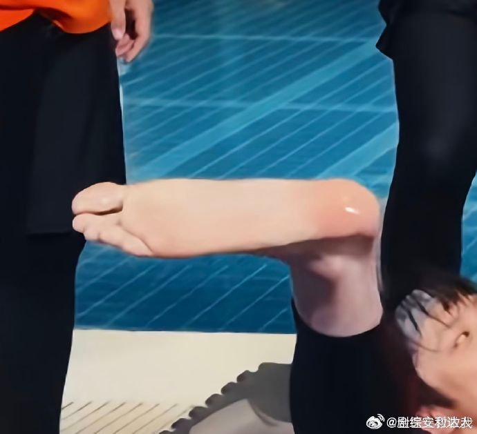 刘耀文的脚好长刘耀文的脚好像蹼 看宇闪偶然发现，刘耀文的脚长得十分夸张，长度让人