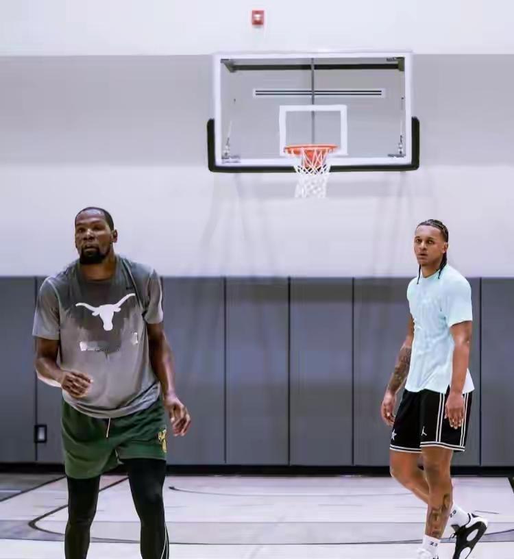 班切罗跟杜兰特练了9天，投篮命中率涨了11个点。
不是练着玩，是真被拉上去了。