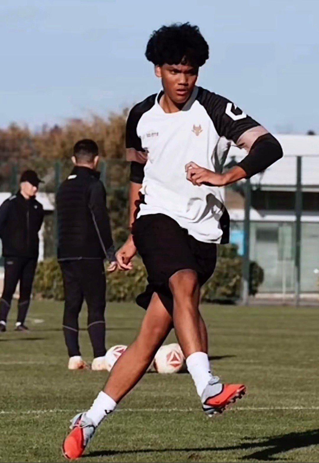 你就说这肤色吓不吓你一激灵！！ 