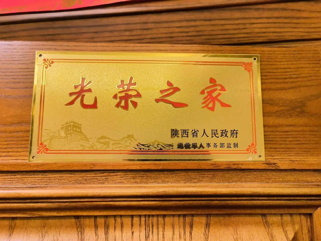 破防！中国街巷最耀眼的 “金底红字”，藏着国人最该敬畏的荣光！
在中国的大街小巷