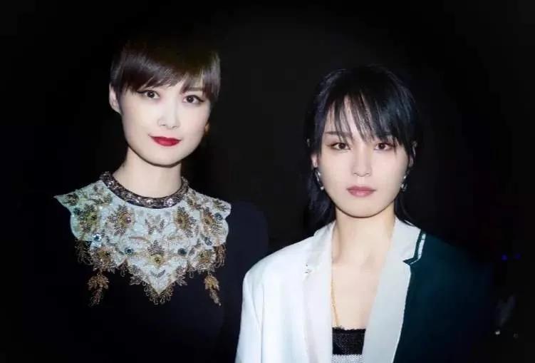 左边是李宇春，40岁，歌手，未婚
​右边是周笔畅，38岁，歌手，未婚
​两个都是