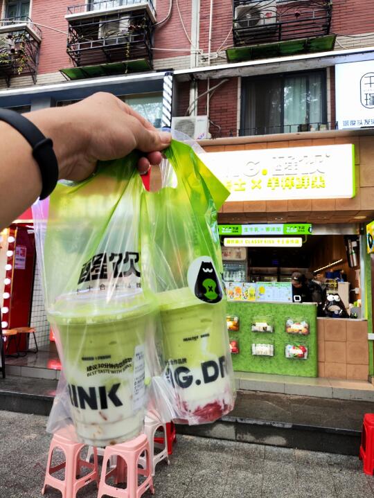 一半果汁一半酸奶的冷饮更适合夏天