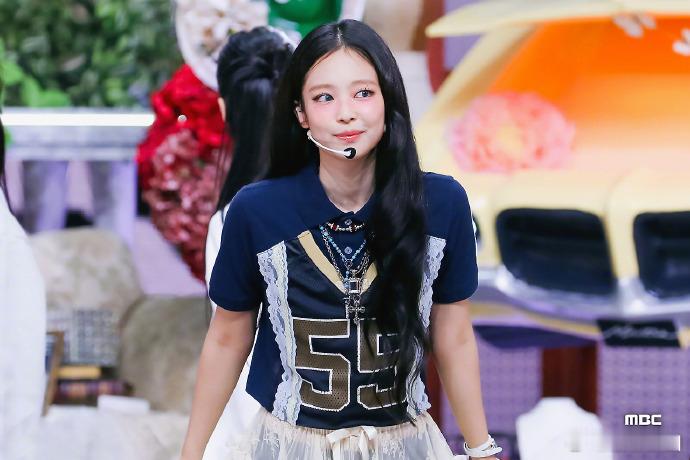 #Jennie音乐中心舞台照##Jennie蓝瞳小猫#Jennie的音乐中心舞台
