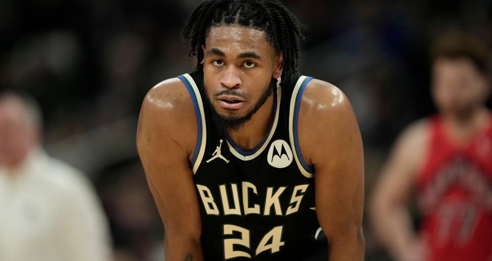 密尔沃基雄鹿队已裁掉卡姆·托马斯，以便将皮特·南斯的双向合同转换为标准NBA合同