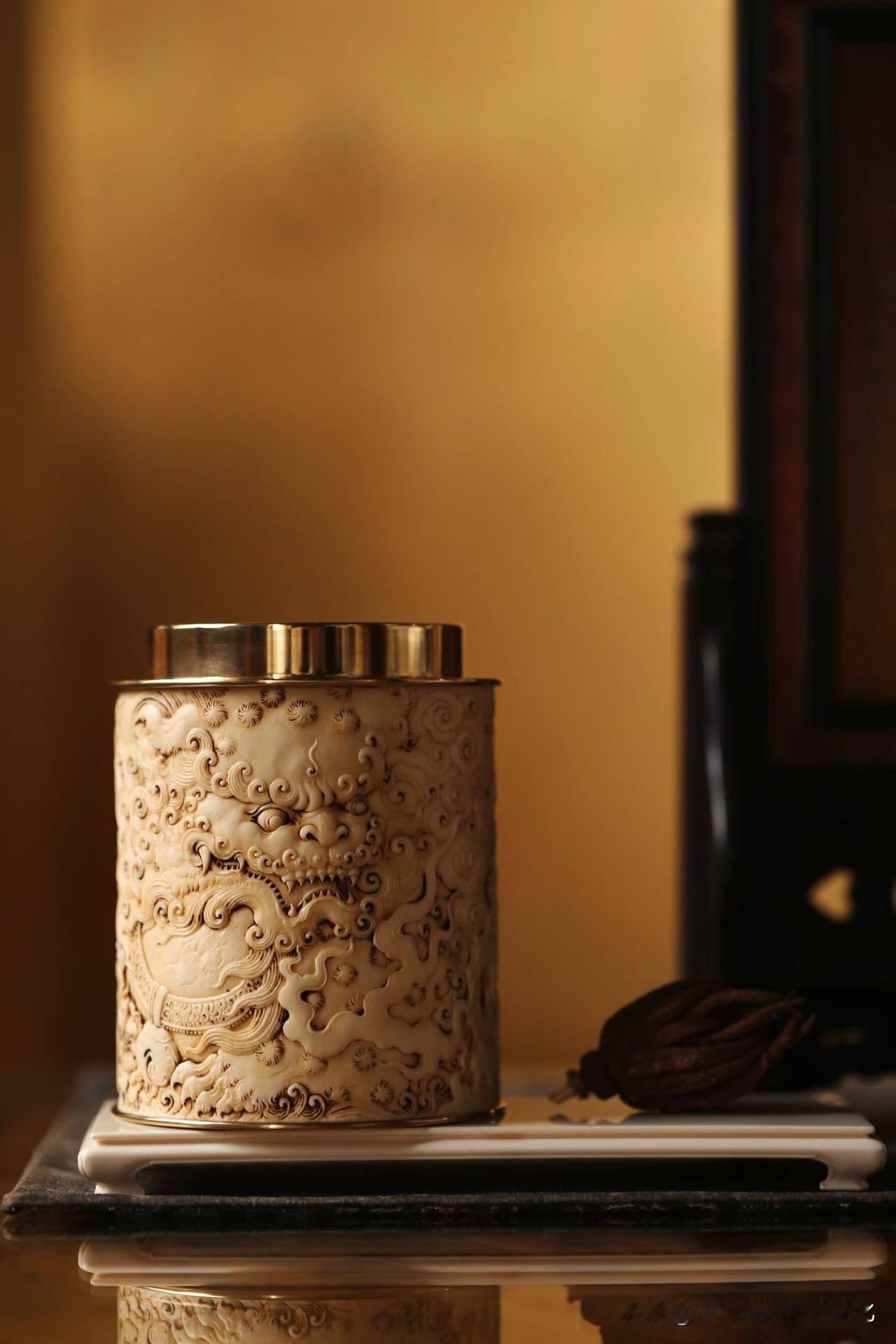 有些茶叶罐，一眼看去就知道，不只是用来装茶的。

这一只猛犸满纹冰料，温润如脂，