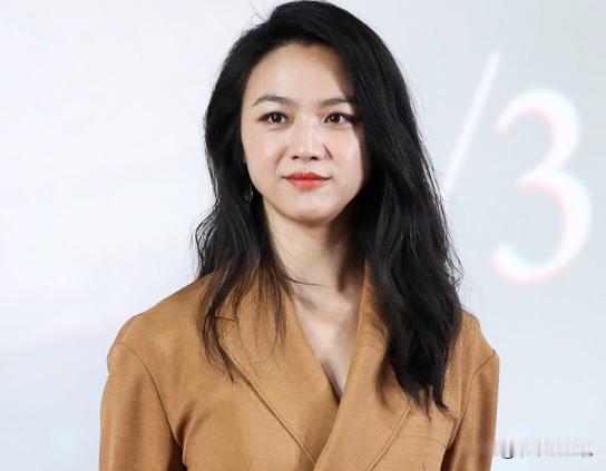 别人生子恨不得十八个平台同步直播，她倒好，连张正脸都不给。四只手叠在一起，父亲画