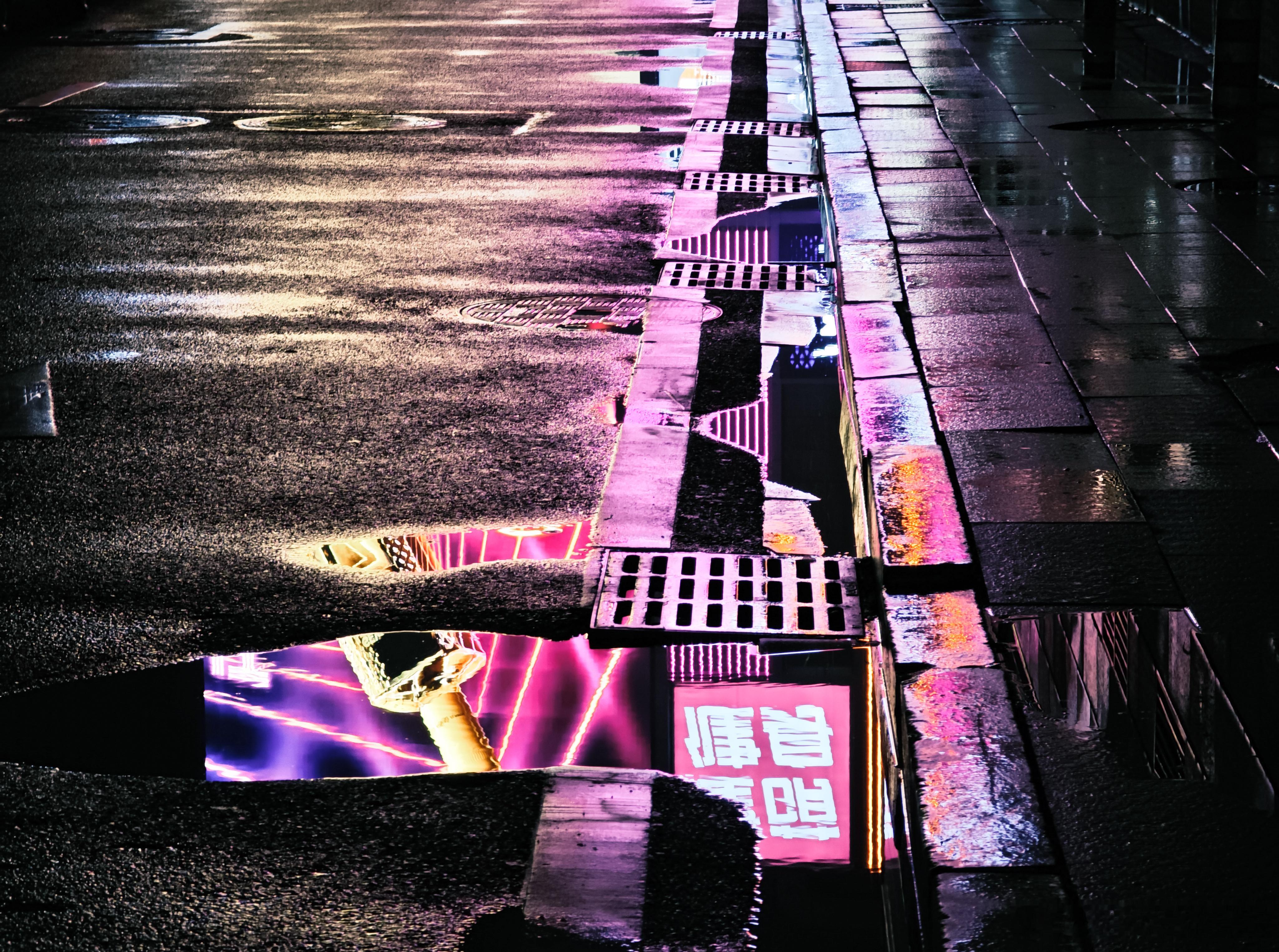 关于下雨天的随手拍撑伞也是雨中人有人困在雨中，有人在雨中赏雨📷几台不记得型号的