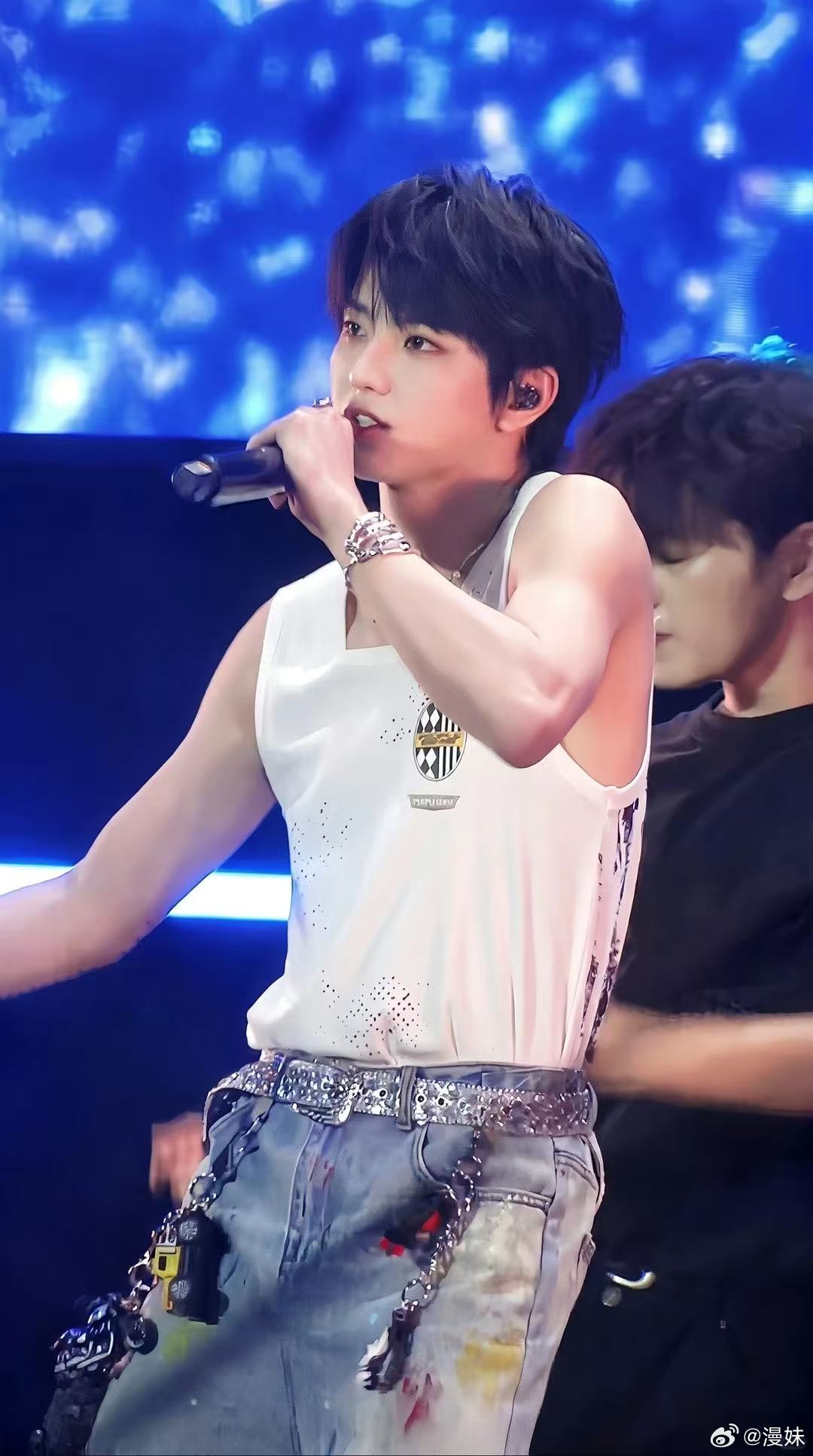 黄朔怎么混进已婚圈里了无限超越班 黄朔的社交能力是真强。不管什么年龄圈层都能打成