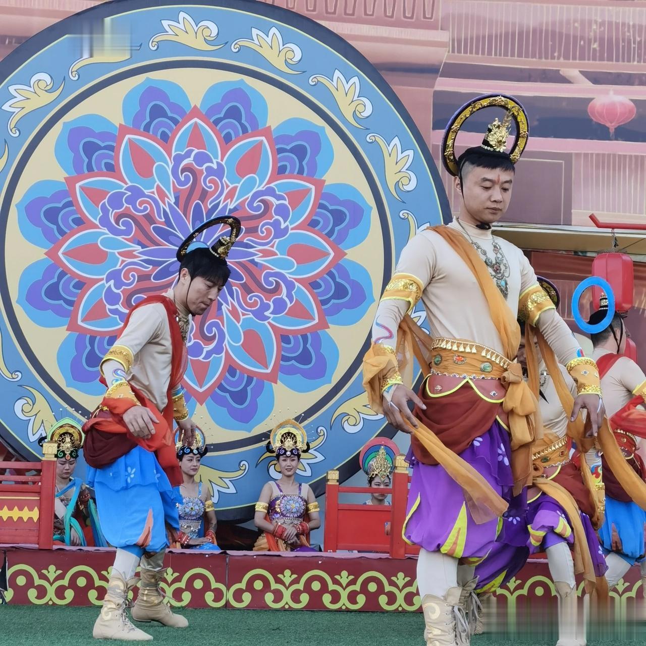 #秋日生活打卡记# 
帅哥们跳“飞天”，别具一格，提前祝大家中秋节快乐！