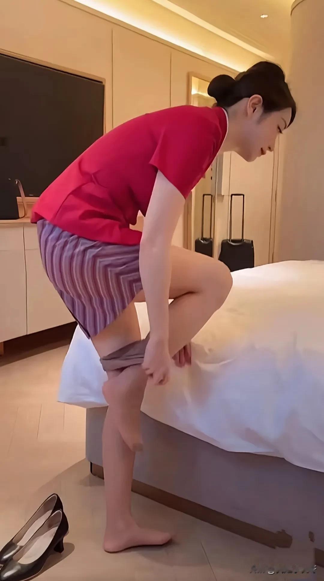 猜一下，这是在穿还是在脱？