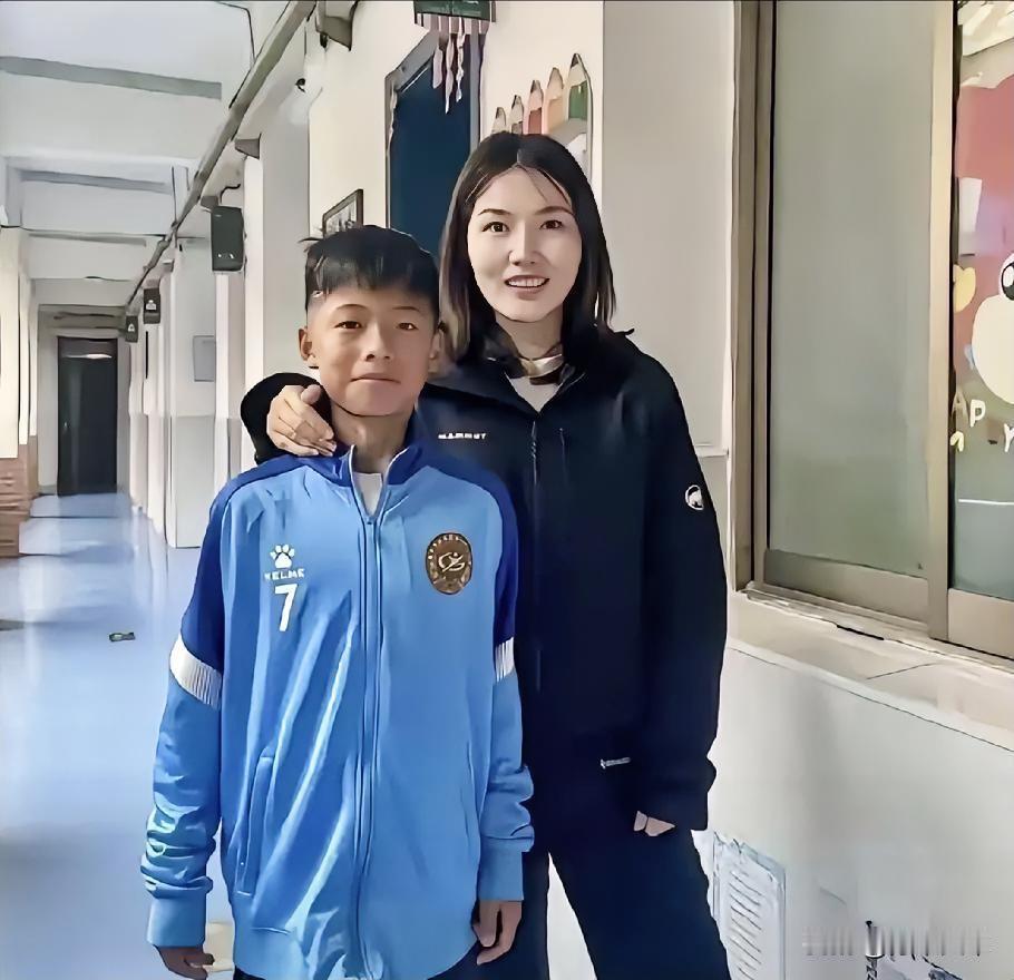 孟新艺回国了
等待他的不是欢迎仪式，也不是球迷的欢呼声，而是他学校老师的一句话，