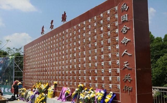 1979年，俘虏交换后，200多名战士终于回到祖国。他们刚刚跨过边境线， 广州军