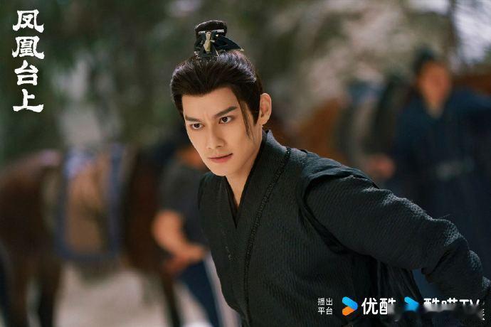 汪卓成片场玩梗太秀了！发带绳扣当耳机，分左右耳、唤siri，还玩通透模式，笑到跺