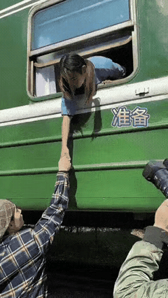 这两个演员可累坏了[捂脸][捂脸]