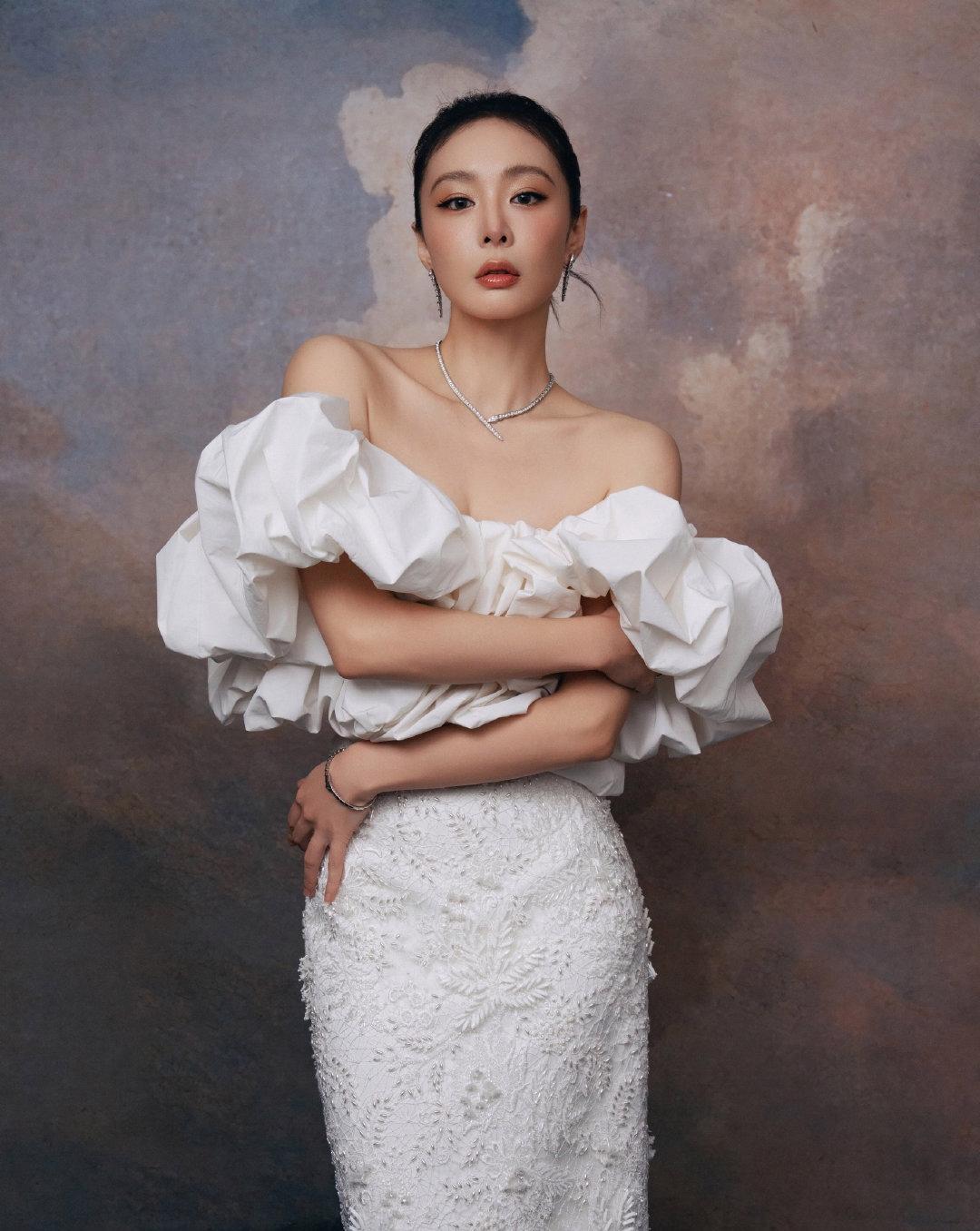 高叶, 她的这一身白色穿搭，穿得像仙女下凡, 又像从画中走出来的美人，美翻了！真